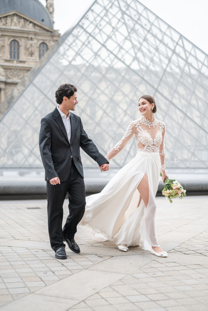 Photographie de mariage Paris région parisien dans les Yvelines,Hauts-de-seine, Essone photographe laurent souday studio musée du louvre devant les pyramides à Paris