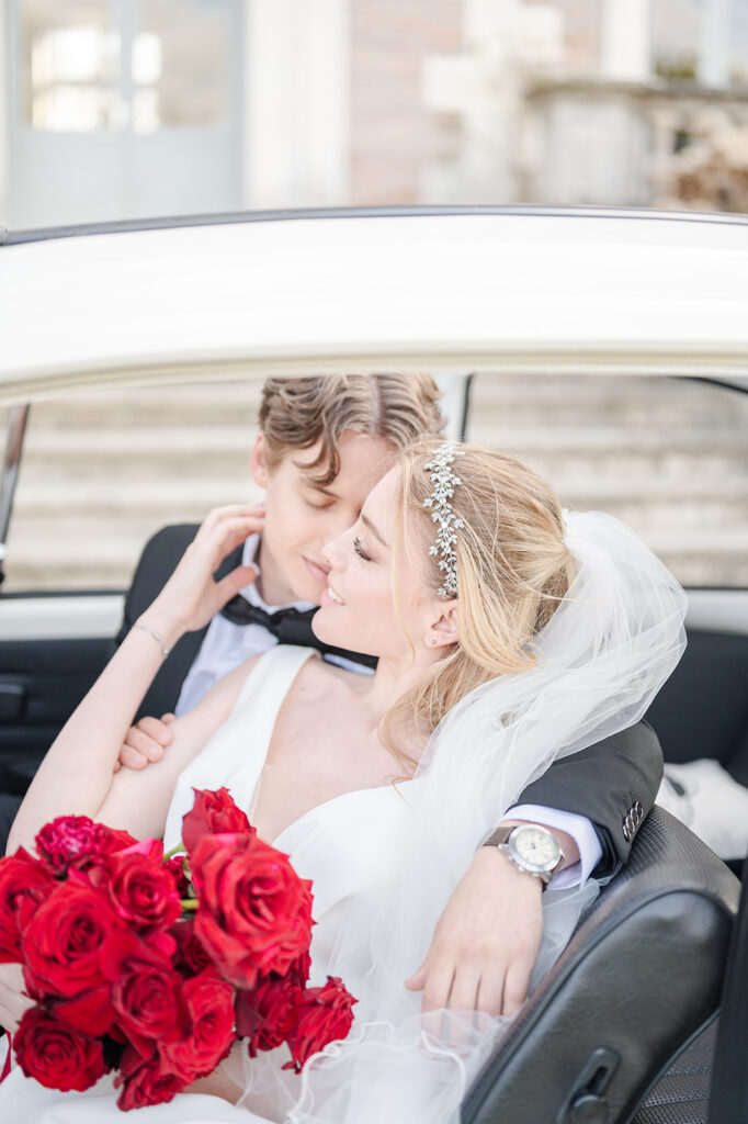 Mariage wedding-toulouse-dans-voiture-deux-maries
