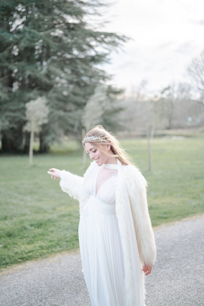 Mariage Wedding chateau de la baronnie à toulouse la mariee marchant devant chateau laurent souday studio