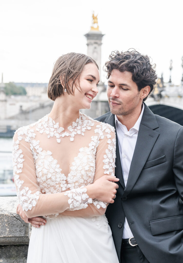 Photographe laurent souday séance couple à Paris au pont alexandre III