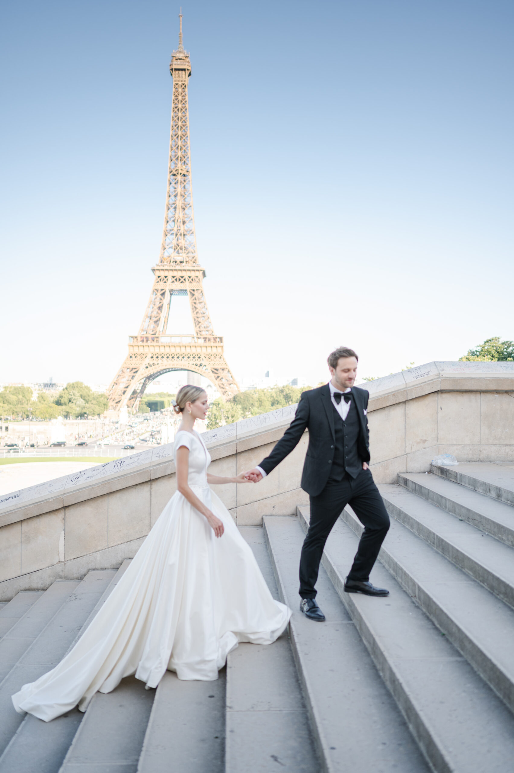 Photographe laurent souday séance couple à Paris au Trocadéro devant la tour Eiffel