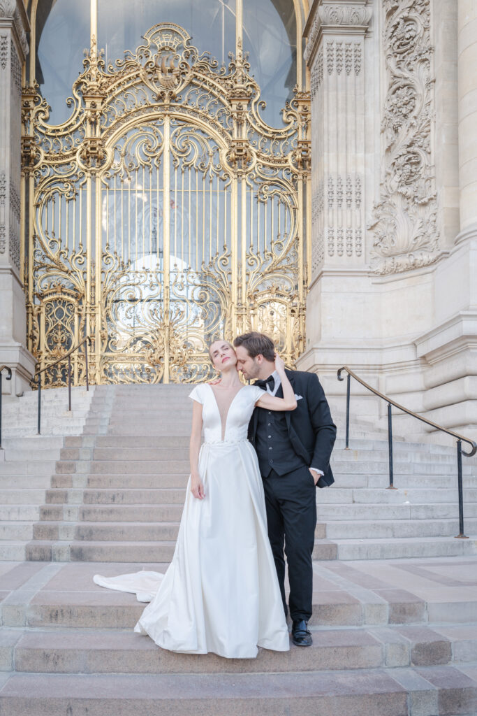 Photographe laurent souday séance couple à Paris devant le petit palais