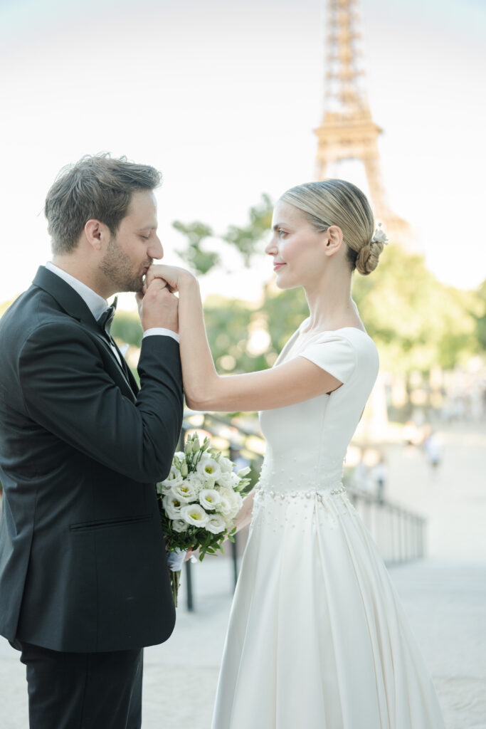 Photographe laurent souday séance couple à Paris au Trocadéro