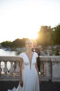 Photographe laurent souday séance couple à Paris devant la tour eiffel pont alexandre III