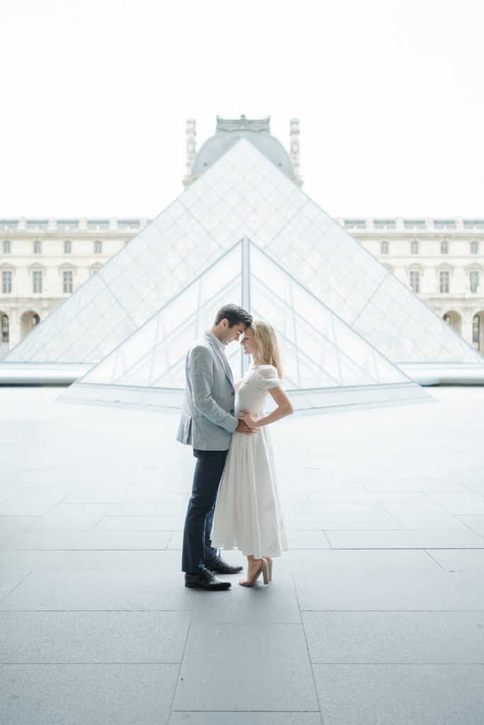 laurent souday studio photographe paris-proposal-vs-engagement-session paris le louvre