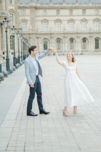 laurent souday studio photographe paris-proposal-vs-engagement-session paris dance au louvre