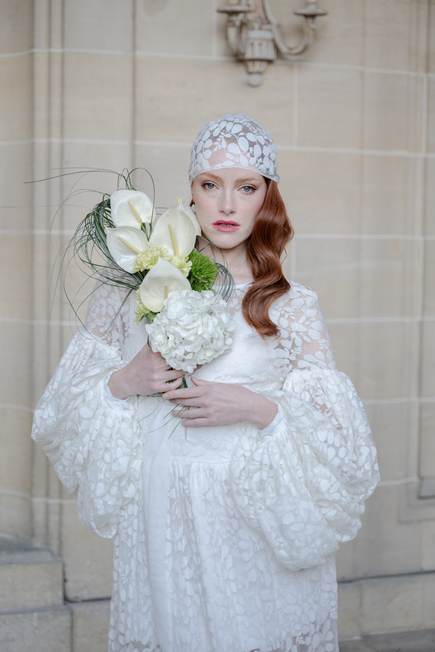 laurent souday studio photographe mariage couple au chateau du prieuré avec bouquet de marié réaliser par caroll clinard designer floral