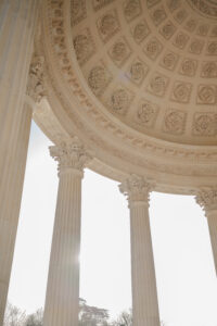 demande en mariage proposal temple de l'amour à versailles dans les jardins du chateau de versailles vers le petit trianon