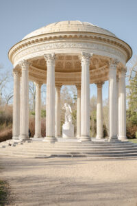 demande en mariage proposal temple de l'amour à versailles pres du trianon et chateau de versailles