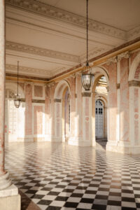 demande en mariage proposal temple de l'amour à versailles pres du grand trianon trianon et chateau de versailles jardin