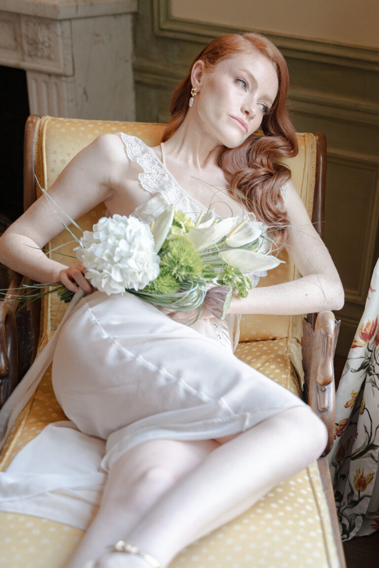 laurent souday studio photographe mariage au chateau du prieuré lieu d'exception devant la fenetre allongée