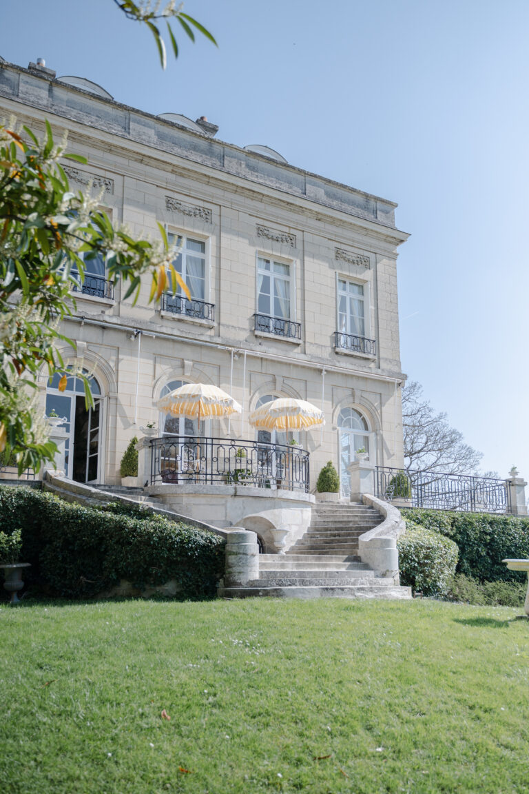 laurent souday studio photographe mariage au chateau du prieuré lieu d'exception avec escalier