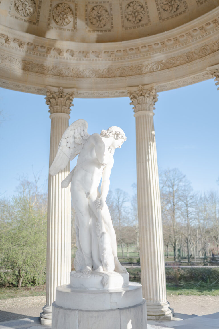 laurent souday studio photographe spécialisé en proposal et fiançailles à Versailles au temple de l'amour sa statue