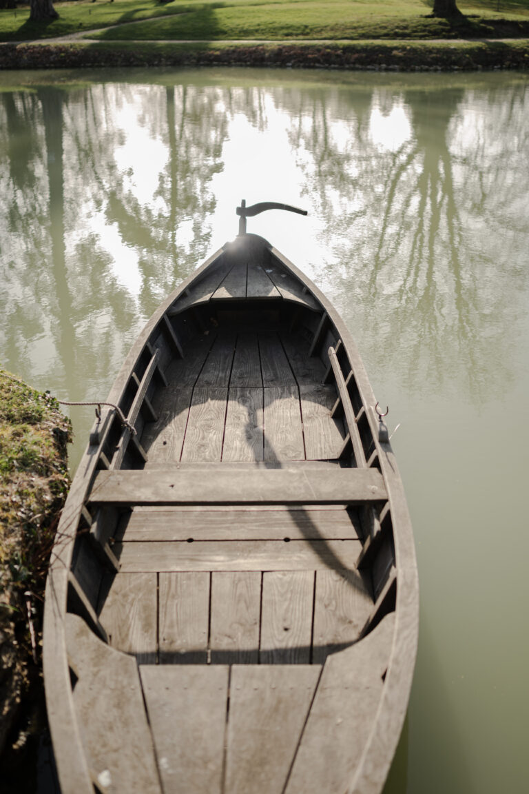 Laurent souday studio photographe spécialisé en proposal et fiançailles à Versailles hameau de la reine et son etang avec barque