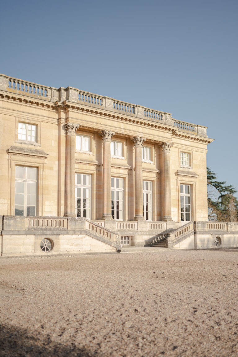 Laurent souday studio photographe spécialisé en proposal et fiançailles à Versailles petit trianon escalier