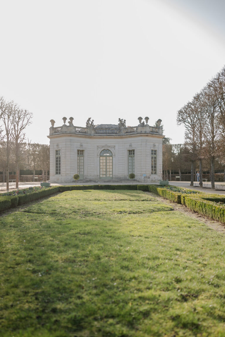 Laurent souday studio photographe spécialisé en proposal et fiançailles à Versailles petit trianon jardin