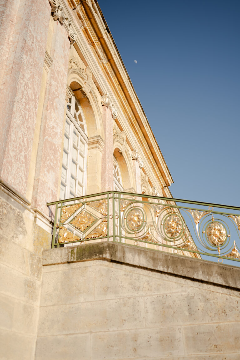 Laurent souday studio photographe spécialisé en proposal et fiançailles à Versailles grand trianon escalier au soleil