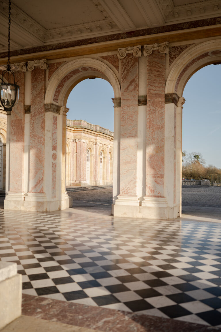Laurent souday studio photographe spécialisé en proposal et fiançailles à Versailles grand trianon parvis