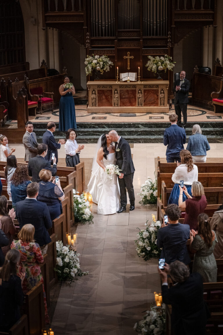 laurent souday studio photographe mariage eglise americain à paris couple canadien janis et alexandre pendant la ceremenie