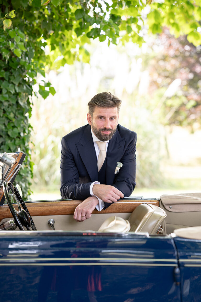 laurent souday studio photographe mariage angers chateau de la loire chateau du parc de saint lambert voiture delaye photo de couple