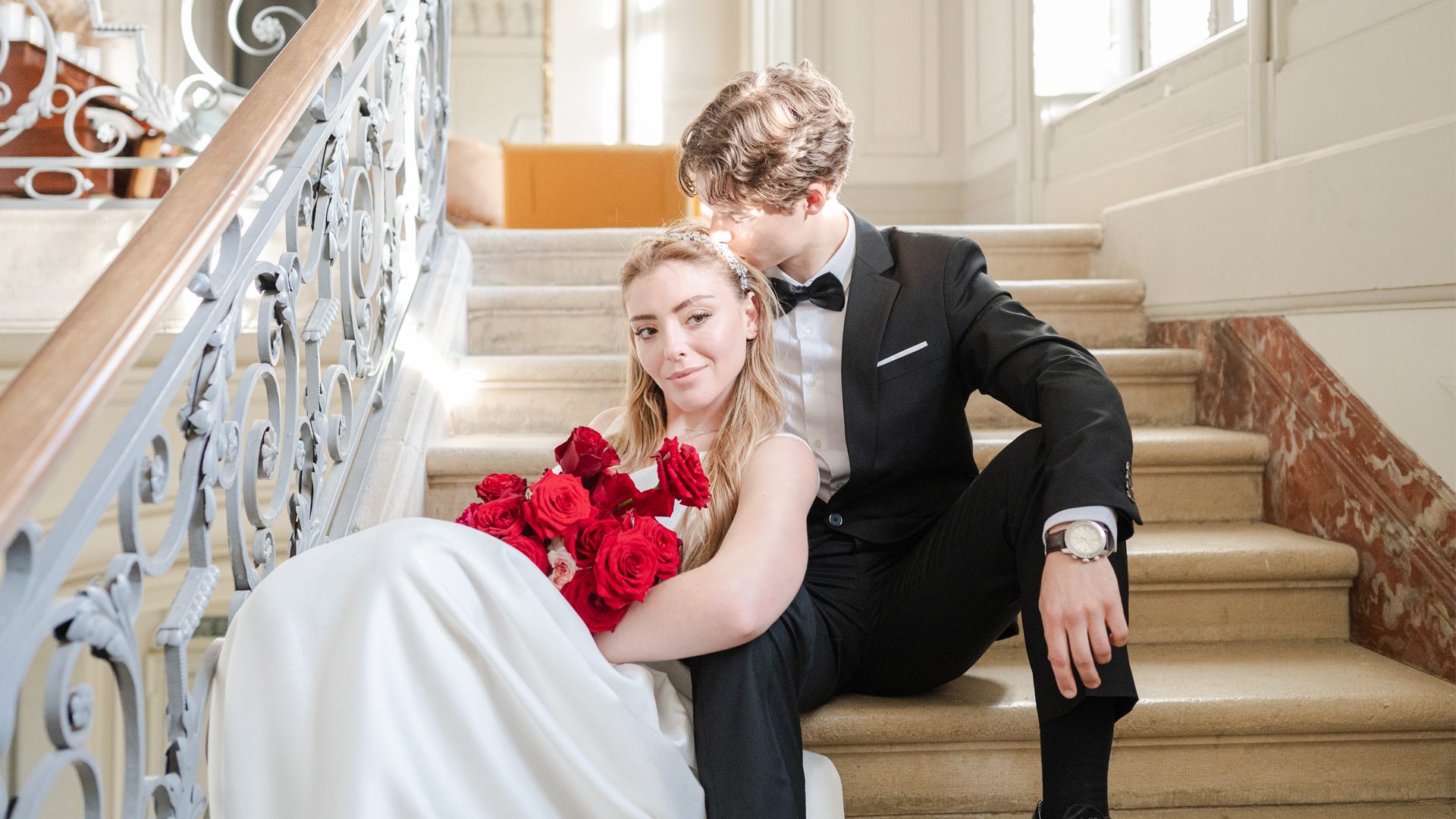 laurent souday studio photographe mariage chateau de la baronnerie escalier kiss